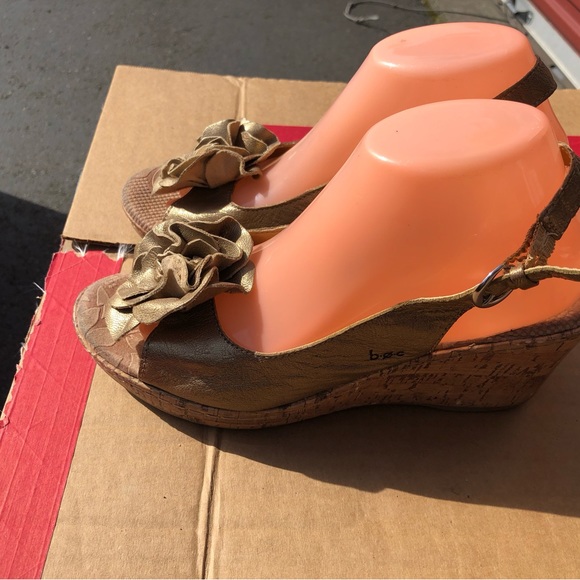 BOC  C63570 Metalic Gold FLOWER WEDGE SANDALS LEATHER Size 9 - Picture 10 of 14